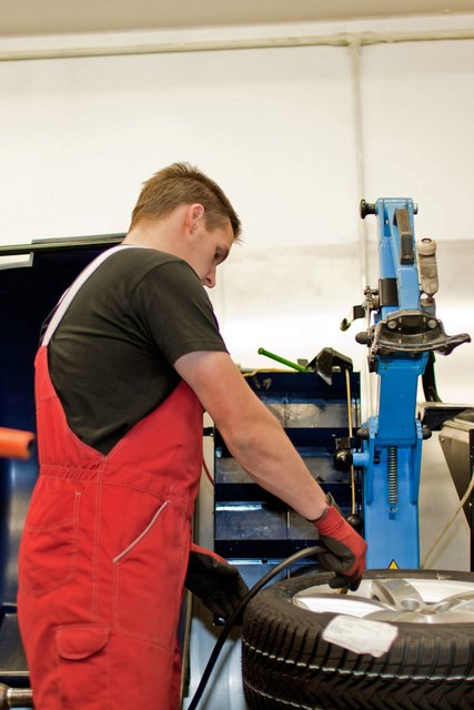 Wer frühzeitig einen Werkstatttermin für die Montage neuer Sommerreifen vereinbart, kann fast sicher sein, dass er seine Wunschreifen rechtzeitig geliefert bekommt. Foto: djd/Kfzgewerbe