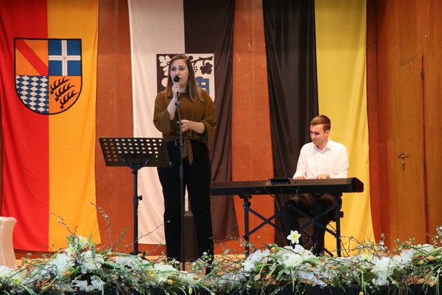 Das Duo Alina Schnorr und Simon Bahlinger sorgte für eine stimmungsvolle musikalische Untermalung.