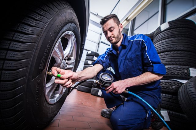 Bei der Montage in der Werkstatt werden eingelagerte Reifen geprüft, sicher montiert und optimal gefüllt. Foto: djd/Kfzgewerbe
