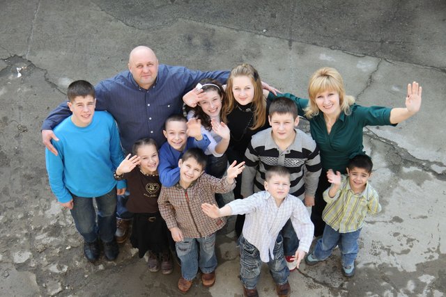 Die ukrainische Patenfamilie Kamenev mit neun ihrer insgesamt 13 Kinder, von denen zehn ehemalige Straßenkinder sind. | Foto: Kreppein