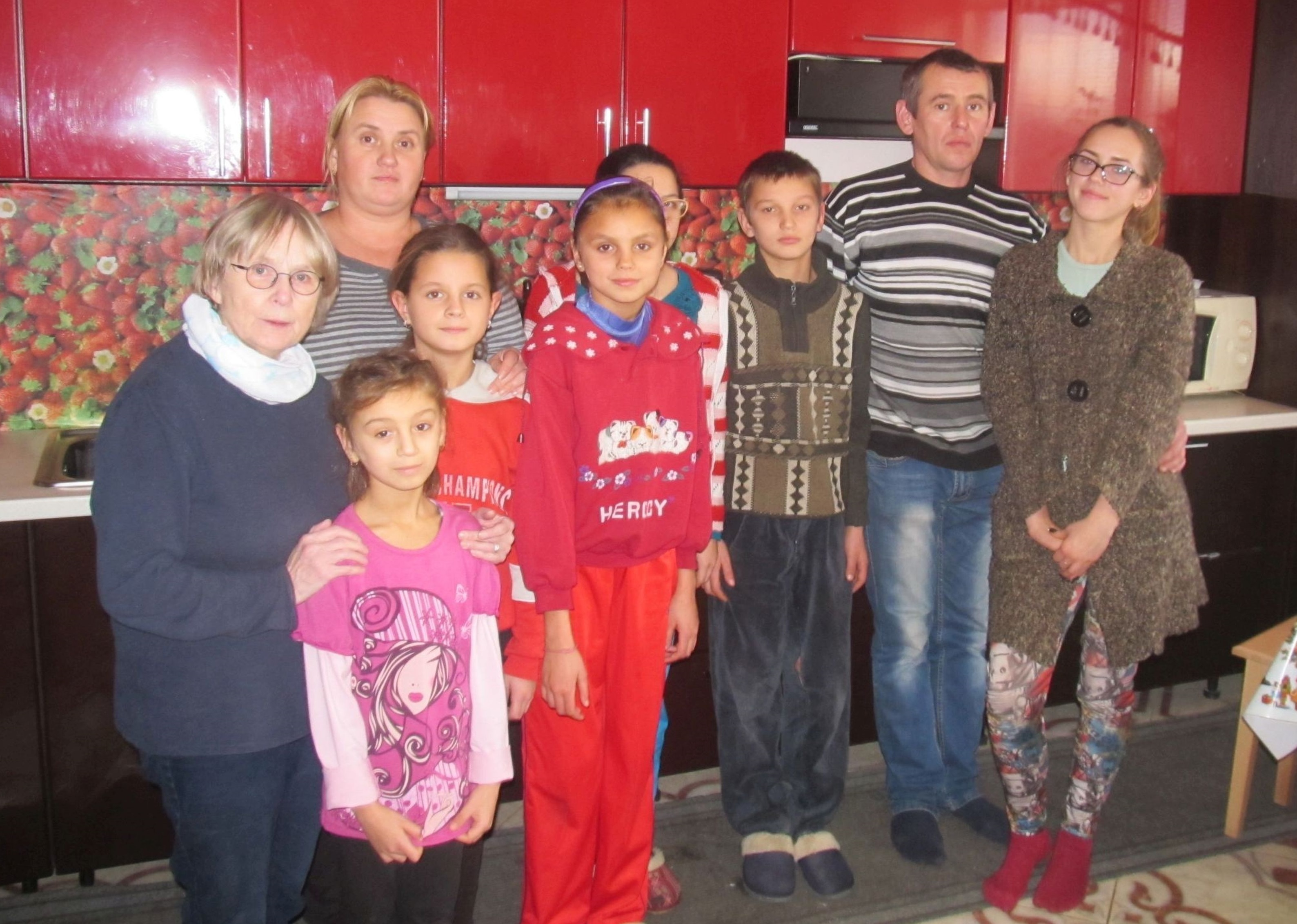 Alles für die Kinder: Johanna Kreppein (links) mit der ukrainischen Patenfamilie Hoycuk, die erst vor einem Jahr begonnen hat, Straßenkinder aufzunehmen. Wenn das eigene Haus fertig gebaut ist, will die Familie zu den bisher angenommenen fünf Kindern noch drei weitere aufnehmen.