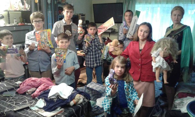 Glücklich zeigen die Kinder der Familie Kamenev die von Johanna Kreppein mitgebrachten Geschenke. | Foto: Kreppein