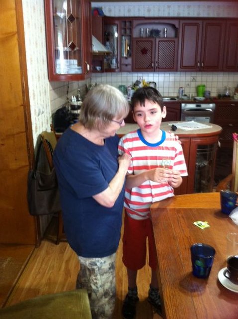 Johanna Kreppein mit dem ehemaligen Straßenkind Levente. Der schwer traumatisierte Junge wurde von der Familie Ilosvay aufgenommen und ist inzwischen adoptiert. | Foto: Kreppein