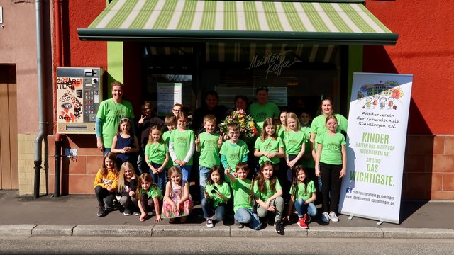 Die Rhythmus AG der Grundschule Rinklingen mit Vertretern des Fördervereins und mit Heike Zickwolf (Bäckerei Zickwolf).