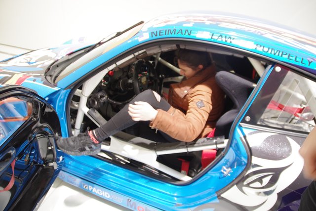 .... dann noch den linken Fuß in den Rennwagen....