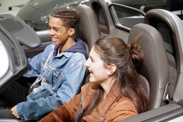 Lisa und Peter im Porsche