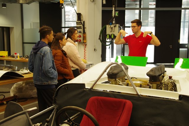 Dirk erklärt ddes Konzept des Rennwagens.