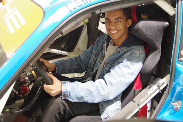 Es kann los gehen. Peter hat im Cockpit des 911er Platz genommen.