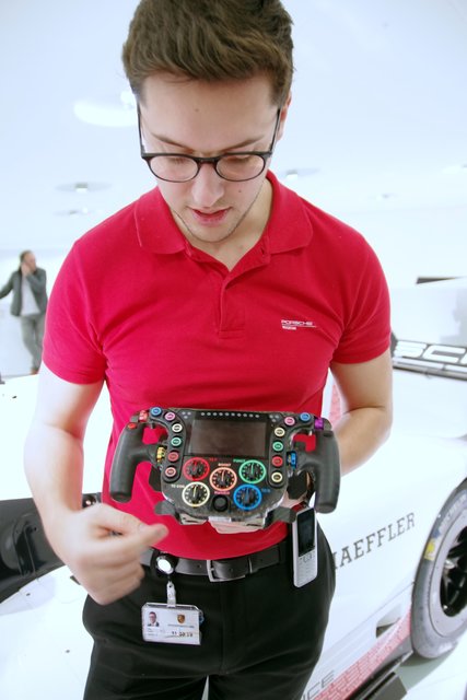 Verwirrend viele Knöpfe hat das Lenkrad des Porsche 919 Hybrid, doch Dirk hatte die entsprechenden Antworten.