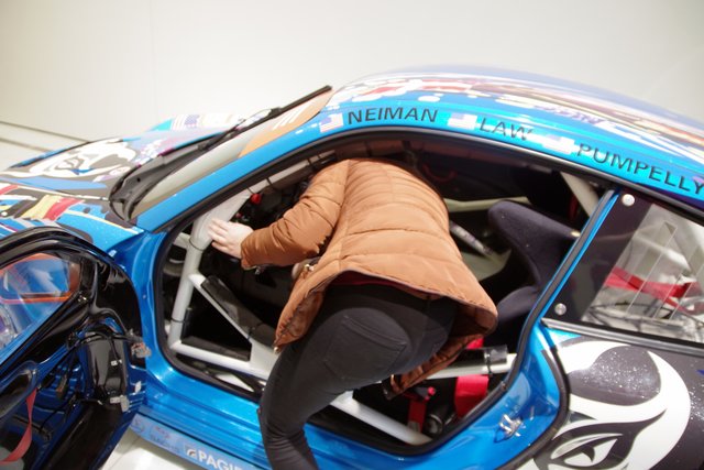 Lisa beim Überwinden ds Überrollkäfigs.