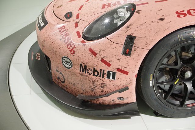 Die Spuren am Porsche 911 RSR sind deutlich sichtbar.