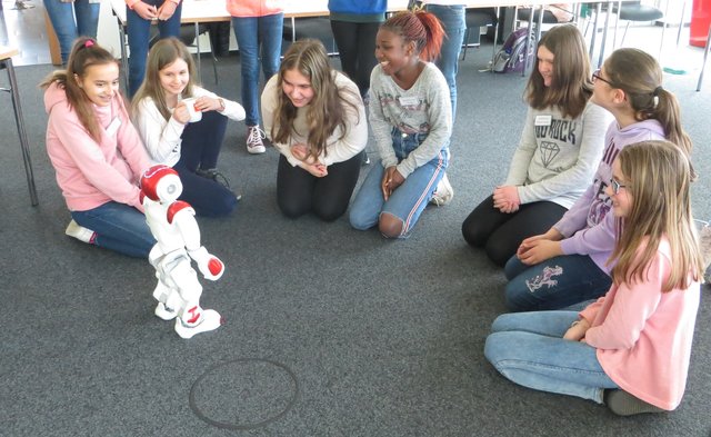 Spielerisch lernen: Die Girls´Day-Teilnehmerinnen im Zwiegespräch mit dem humanoiden Roboter Nao. | Foto: msgGillardon