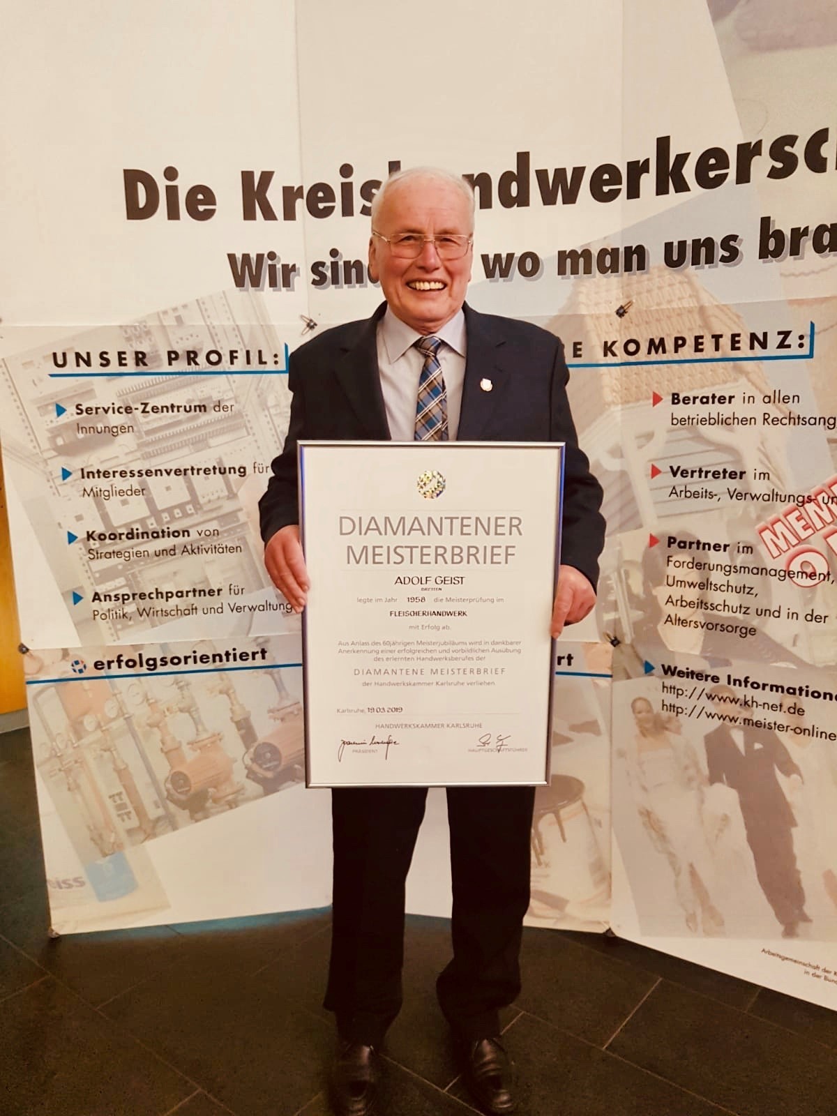 Adolf Geist, Seniorchef der Metzgerei Geist und dem Gasthaus Zum Hirsch in Bretten, hat von der Kreishandwerkerschaft Karlsruhe den Diamantenen Meisterbrief erhalten.