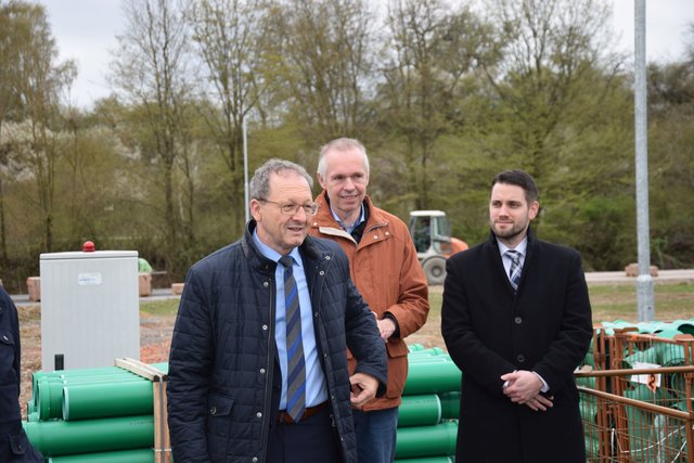 Erleichterung über den Baubeginn: Oberderdingens Bürgermeister Thomas Nowitzki (links) und Baugenossenschaft-Vorstand Peter Mayer (Mitte) bei der Feierstunde. Foto: ch