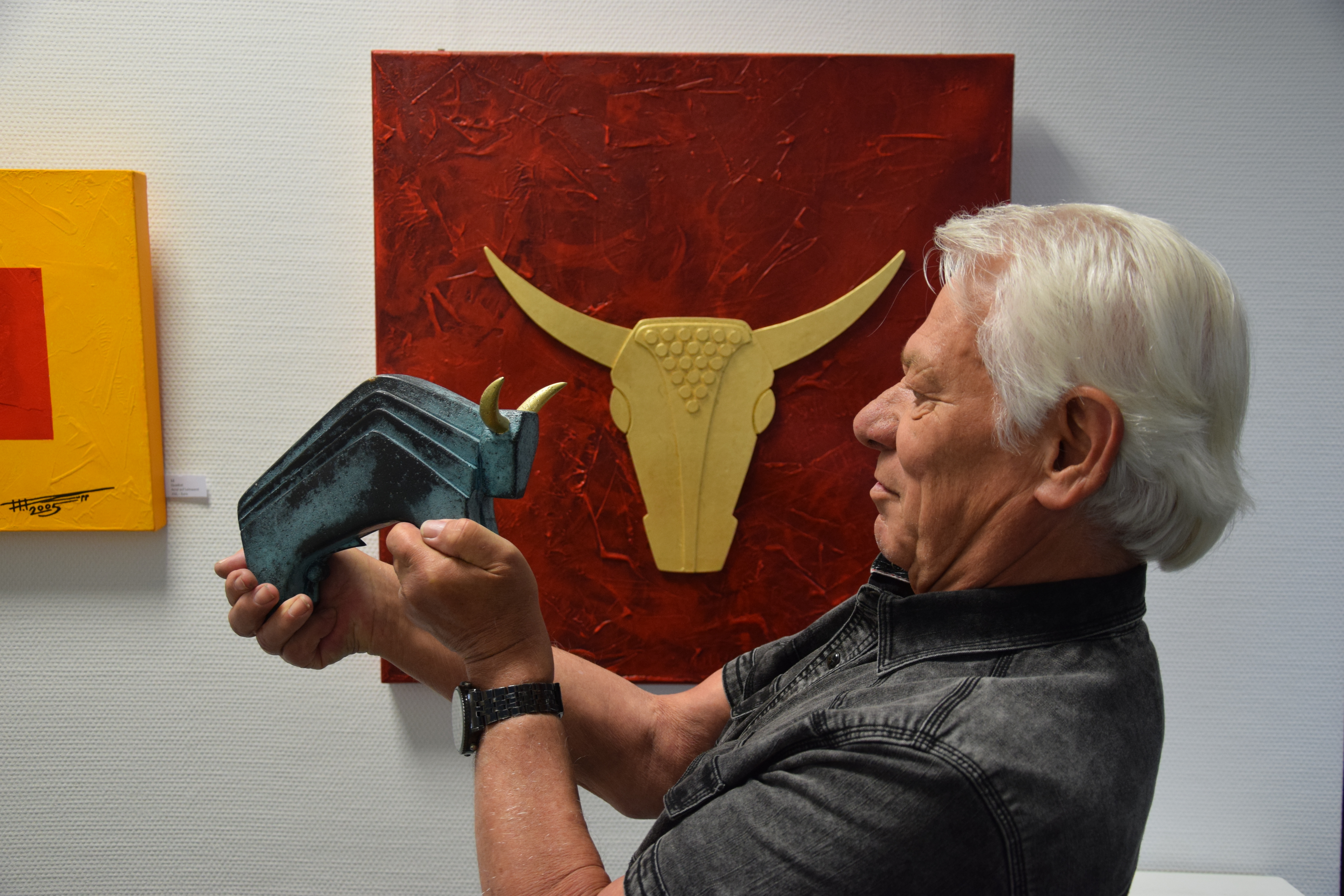 Heinz Rupp mit seiner Bronzeplastik "Diomedes" vor der Bildplastik "Stier". Foto: ch