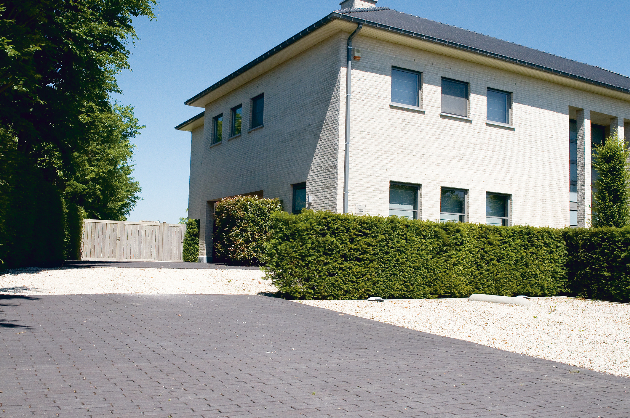 Charakter und Design rund ums Haus – Formback-Pflasterklinker schmücken Einfahrten, Wege, Terrassen und Plätze. (Foto: HLC/Vandersanden Deutschland)
