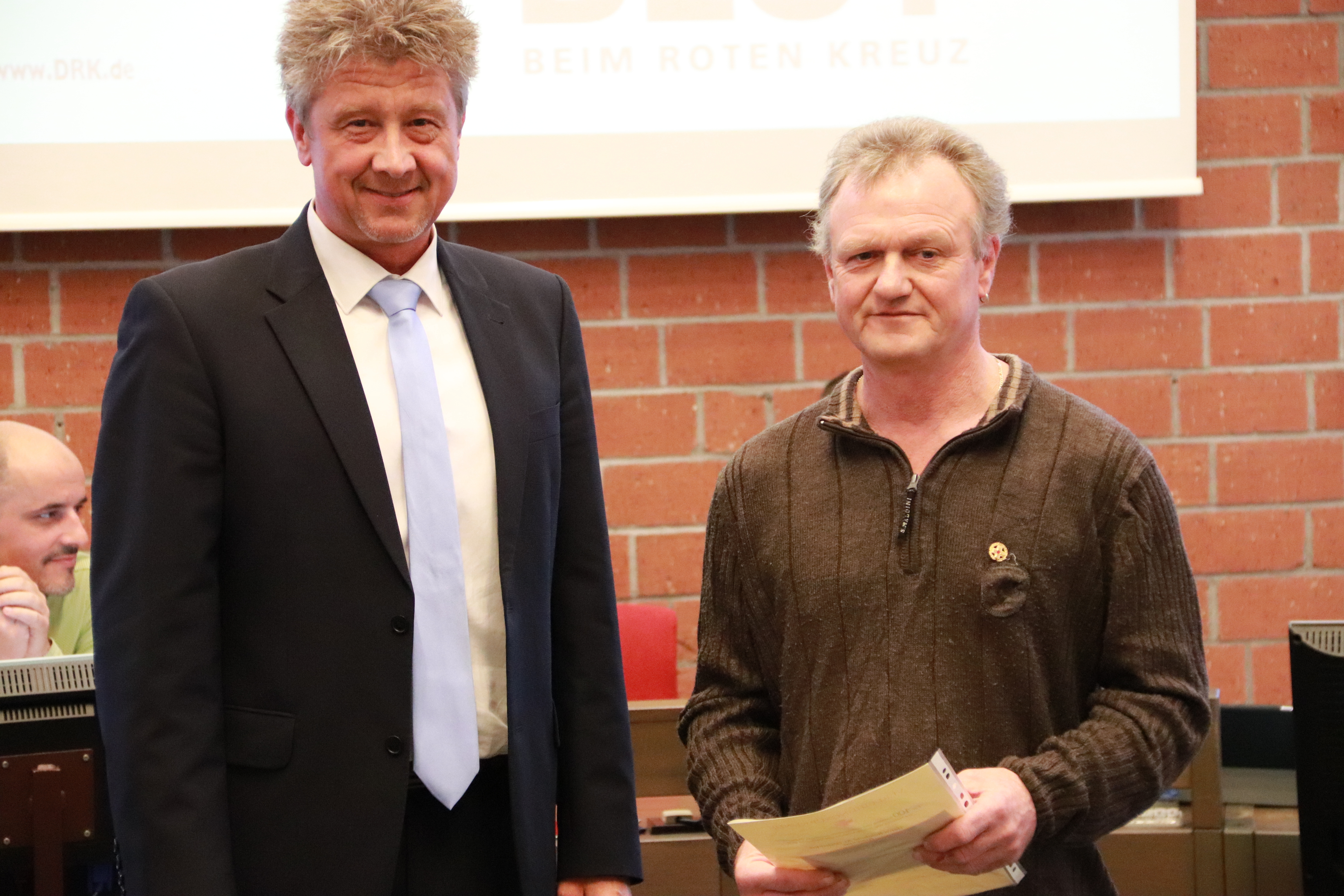 Reinhold Altdörfer aus Oberöwisheim wurde vom Stadtoberhaupt für 100-maliges Blutspenden ausgezeichnet.