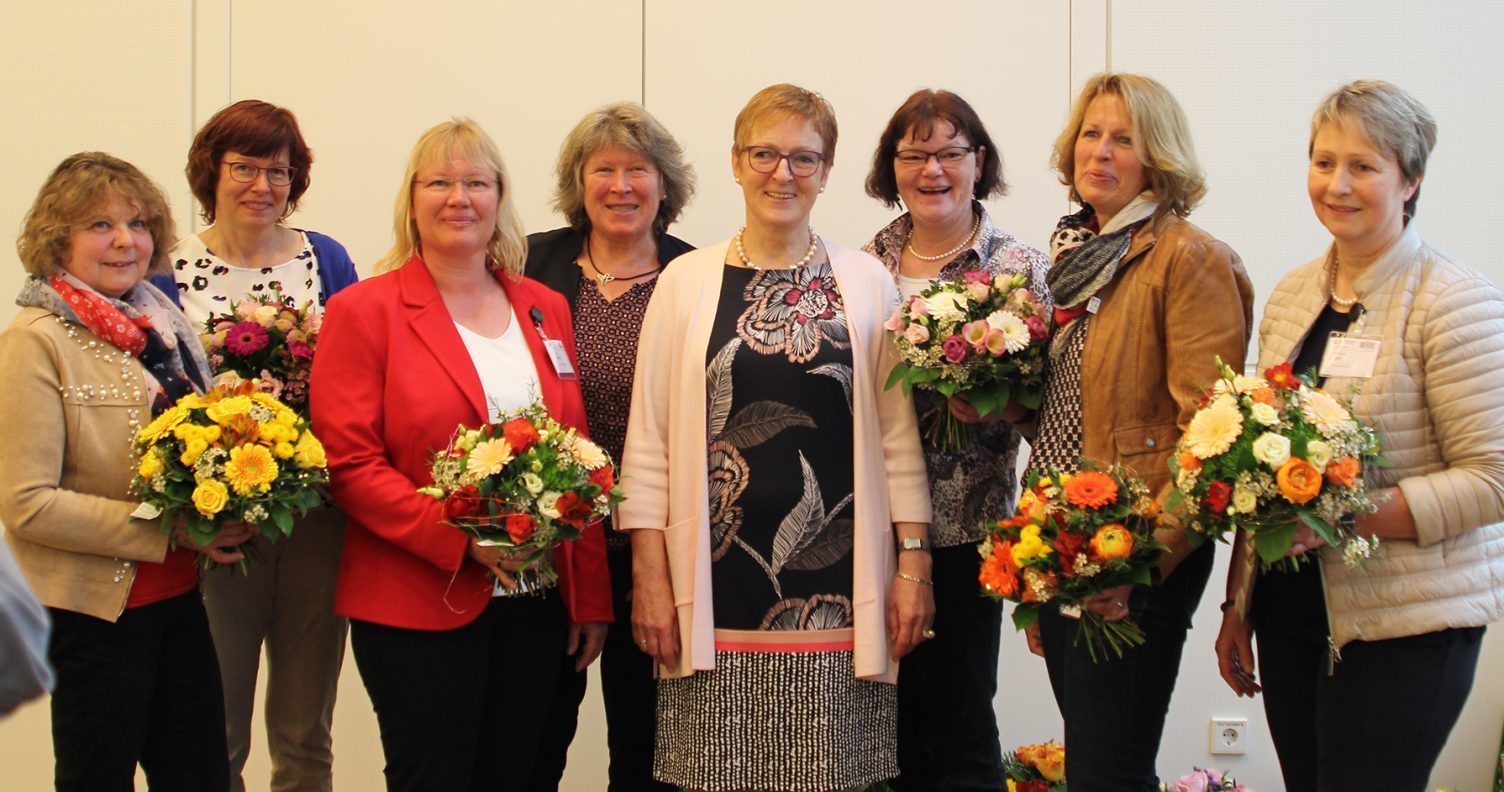 v.l. Ilona Belz (Rems-Murr), Ulrike Wanielik
(Kürnbach), Sonja Winkler (Heidenheim), Doris Kurz (Schwäbisch Gmünd),
Präsidentin Marie-Luise Linckh (Vaihingen), Margret Uhler (Heidelberg),
Maike Hofmann (Heilbronn, ebenfalls neu), Renate Wolf (Ulm)
Es fehlen die drei Vizepräsidentinnen Ilse Stutz (Schwäbisch Hall),
Rotraud Mack (Crailsheim), Lieselotte Zeller (Geislingen)