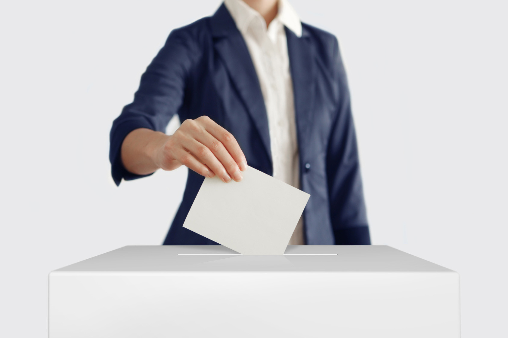 Rund sechs Wochen vor der Kommunalwahl haben die Parteien in einigen Städten mit dem Anbringen von Wahlwerbung begonnen.
