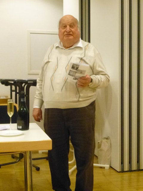 Ehrenmitglied Werner Häfele ist Wahlleiter beim 1. Punkt.