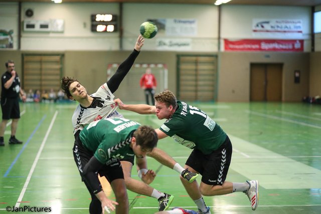 Am Ball Steffen Kinsch  von der HSG Walzbachtal - Rechts Yannick Marz vom TV Eppelheim