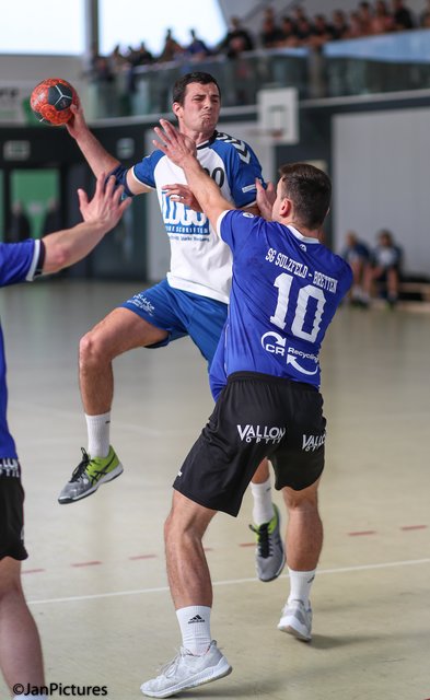 Am Ball Jens Hardock vom TV Büchenau, an ihm dran Johannes Pitz  SG Sulzfeld/Bretten