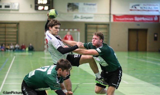 Am Ball Steffen Kinsch  von der HSG Walzbachtal - Rechts Yannick Marz vom TV Eppelheim