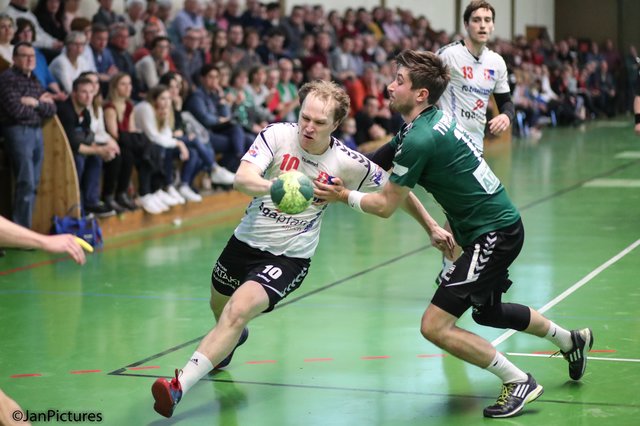 Am Ball Fabian Block  von der HSG Walzbachtal - an ihm dran Mirko Hess  vom TV Eppelheim