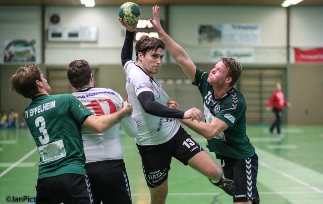 Am Ball Steffen Kinsch  von der HSG Walzbachtal - Rechts Yannick Marz vom TV Eppelheim