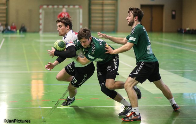 Am Ball Steffen Kinsch  von der HSG Walzbachtal - an ihm dran Mirko Hess  vom TV Eppelheim