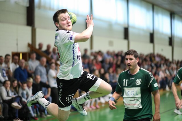 Am Ball Leonard Paha  von der HSG Walzbachtal - Rechts Michael Hofmann vom TV Eppelheim