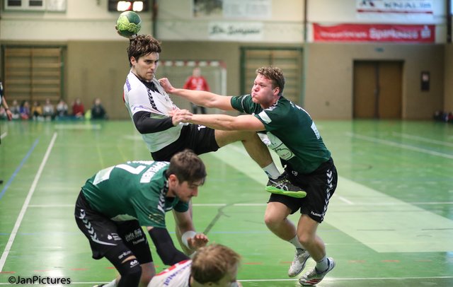 Am Ball Steffen Kinsch  von der HSG Walzbachtal - Rechts Yannick Marz vom TV Eppelheim