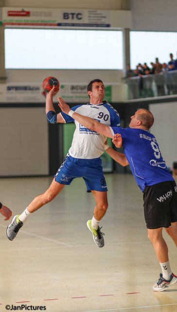 Am Ball Jens Hardock vom TV Büchenau, an ihm dran Michael Reichert  SG Sulzfeld/Bretten