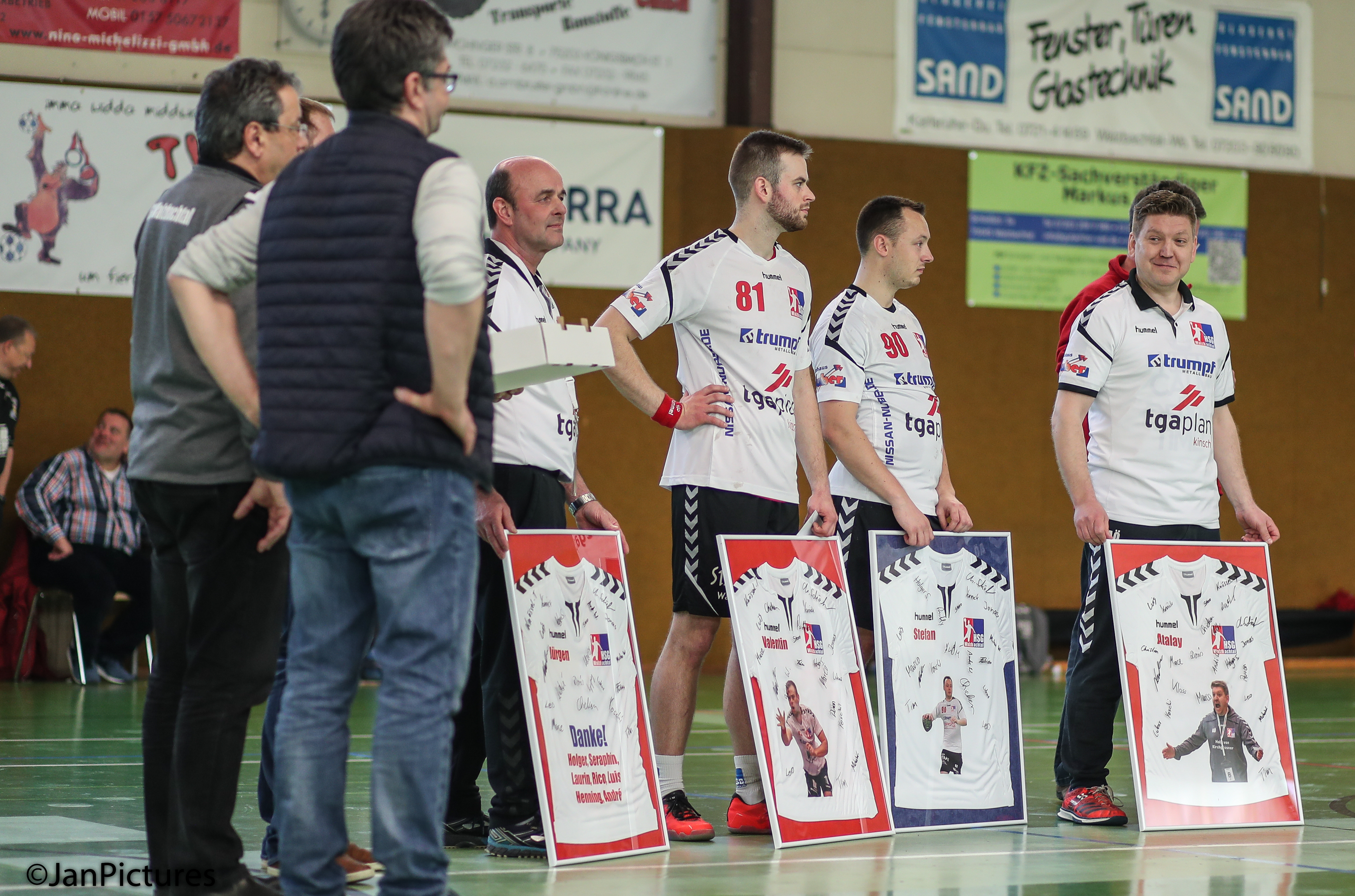 Vor dem Spiel gab es die große Verabschiedungsrunde bei der HSG Walzbachtal. V.l.n.r Trainer Jürgen Kunzmann, Valentin Grether, Stefan Dietz und Cheftrainer Atalay Öztürk