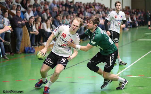 Am Ball Fabian Block  von der HSG Walzbachtal - an ihm dran Mirko Hess  vom TV Eppelheim