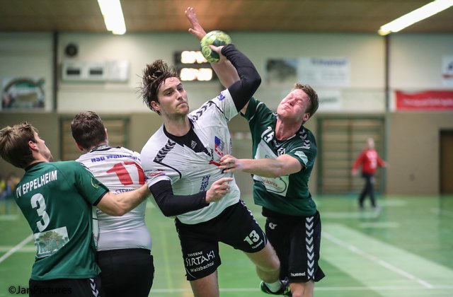 Am Ball Steffen Kinsch  von der HSG Walzbachtal - Rechts Yannick Marz vom TV Eppelheim