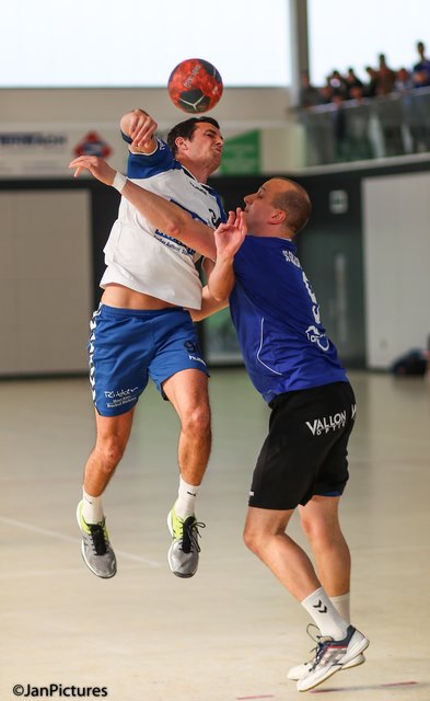 Am Ball Jens Hardock vom TV Büchenau, an ihm dran Michael Reichert  SG Sulzfeld/Bretten