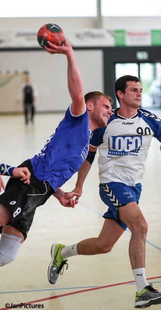 Am Ball Paul Buchwald  SG Sulzfeld/Bretten rechts an ihm dran Jens Hardock vom TV Büchenau.