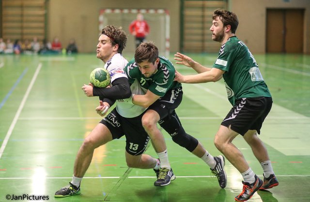 Am Ball Steffen Kinsch  von der HSG Walzbachtal - an ihm dran Mirko Hess  vom TV Eppelheim