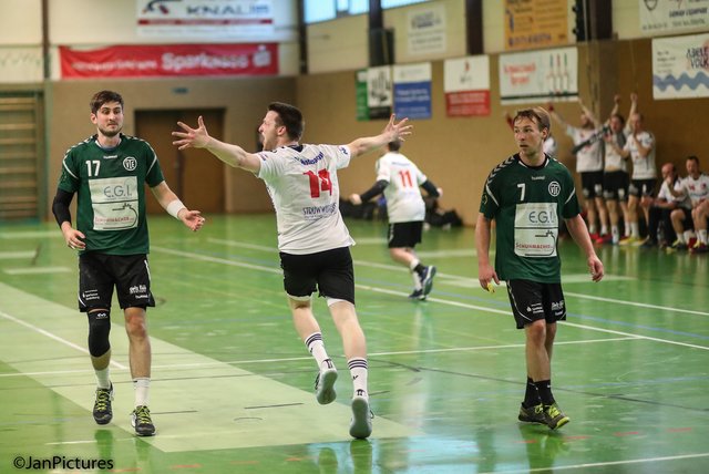 Leonard Paha  von der HSG Walzbachtal feiert mit den Zuschauern seinen Treffer gegen den TV Eppelheim