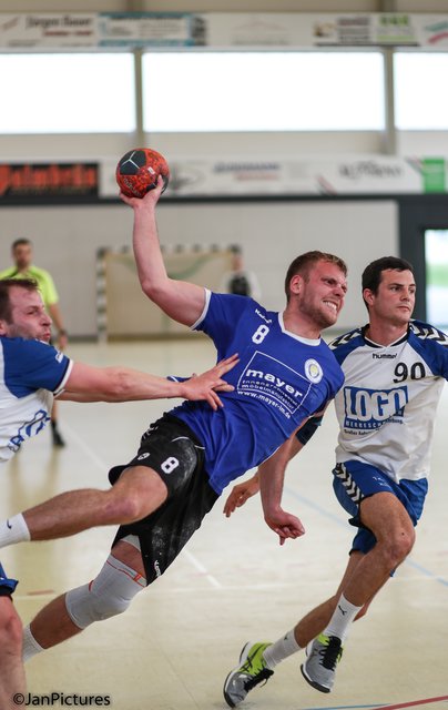 Am Ball Paul Buchwald  SG Sulzfeld/Bretten rechts an ihm dran Jens Hardock, links Christian Meier vom TV Büchenau.
