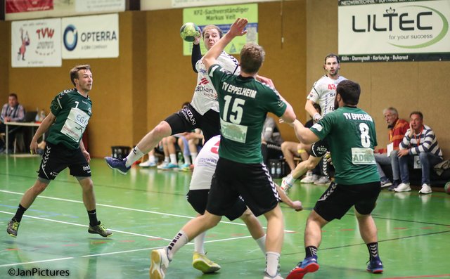 Am Ball Christoph Kloss   von der HSG Walzbachtal - vor ihm die Hintermannschaft des TV Eppelheim