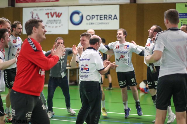 Ein letztes Mal den Heimsieg feiern - die HSG Walzbachtal mit ihren Trainern