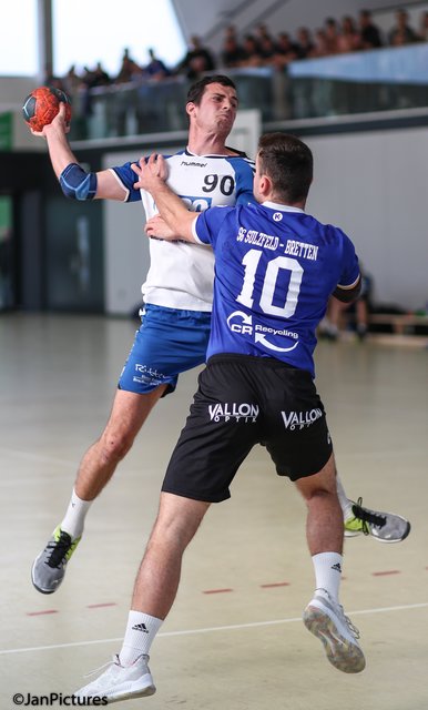 Am Ball Jens Hardock vom TV Büchenau, an ihm dran Johannes Pitz  SG Sulzfeld/Bretten