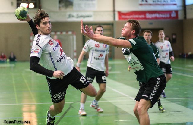 Am Ball Steffen Kinsch  von der HSG Walzbachtal - Rechts Yannick Marz vom TV Eppelheim