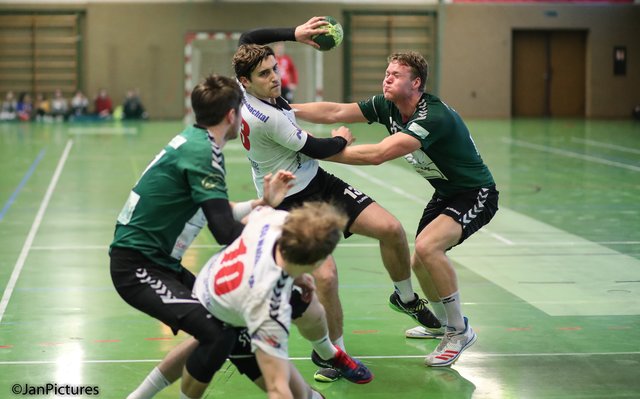 Am Ball Steffen Kinsch  von der HSG Walzbachtal - Rechts Yannick Marz vom TV Eppelheim