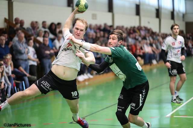 Am Ball Fabian Block  von der HSG Walzbachtal - an ihm dran Mirko Hess  vom TV Eppelheim