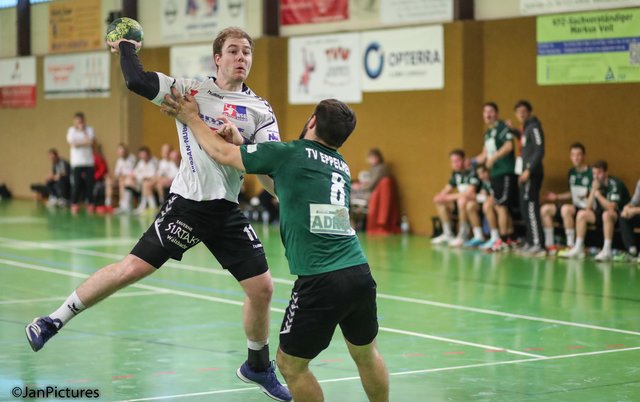 Am Ball Christoph Kloss   von der HSG Walzbachtal - vor ihm Christopher Föhr vom TV Eppelheim