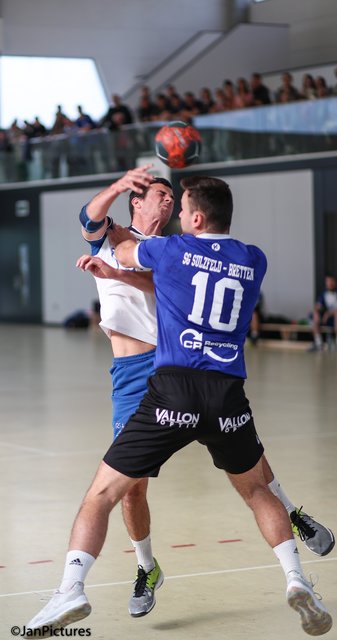 Am Ball Jens Hardock vom TV Büchenau, an ihm dran Johannes Pitz  SG Sulzfeld/Bretten