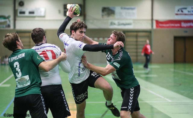 Am Ball Steffen Kinsch  von der HSG Walzbachtal - Rechts Yannick Marz vom TV Eppelheim